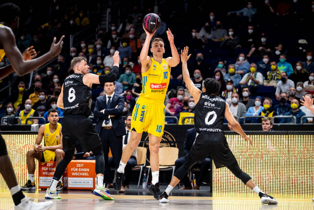 让三追四 让三追四